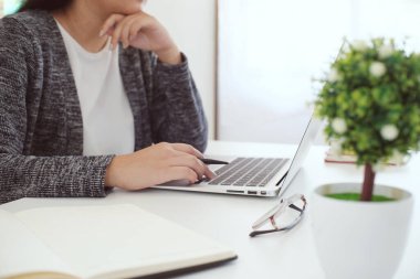 İş Adamları Buluşması Tasarım Fikirleri Uzman Yatırımcısı yeni bir başlangıç projesi üzerinde çalışıyor. Kavram. iş planlama ofisinde.