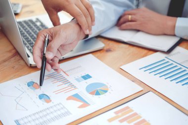 İş Adamları Buluşması Tasarım Fikirleri Uzman Yatırımcısı yeni bir başlangıç projesi üzerinde çalışıyor. Kavram. iş planlama ofisinde.