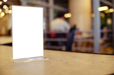 Bar restoranının kafesindeki ahşap masada duran menü çerçevesini taklit et. Metin için boşluk