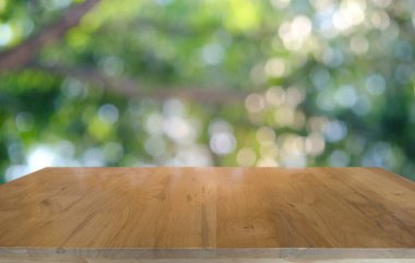 Restoranın soyut bulanık arka planının önündeki boş, siyah ahşap masa. Ürünlerinizi görüntülemek ya da montajlamak için kullanılabilir. 