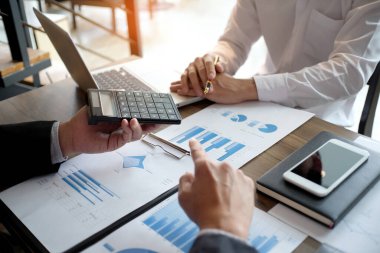 İş Adamları Buluşması Tasarım Fikirleri Uzman Yatırımcısı yeni bir başlangıç projesi üzerinde çalışıyor. Kavram. iş planlama ofisinde.