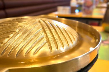 Pirinç tavaya odaklanın. Pirinç tava barbekü için gaz sobası, Asya 'da ızgara