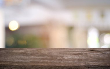 Restoranın soyut bulanık arka planının önündeki boş, siyah ahşap masa. Ürünlerinizi görüntülemek ya da montajlamak için kullanılabilir. 