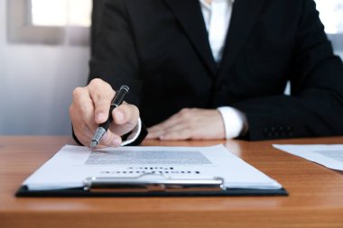 Satış müdürü, araba ve ev sigortası için ipotek kredisi teklifini göz önünde bulundurarak, tavsiye başvuru formu belgesi veriyor