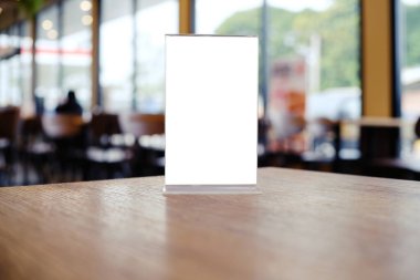 Bar restoranının kafesindeki ahşap masada duran menü çerçevesini taklit et. Metin için boşluk.