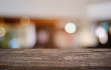Restoranın soyut bulanık arka planının önündeki boş, siyah ahşap masa. Ürünlerinizi görüntülemek ya da montajlamak için kullanılabilir. 