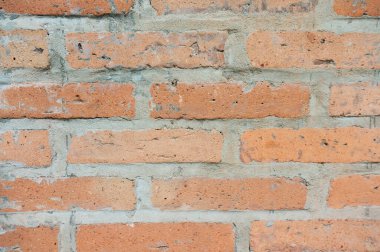 Arka plandaki eski tuğla duvar.