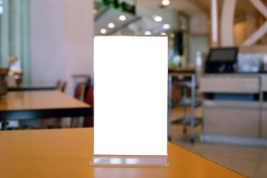 Bar restoranının kafesinde ahşap masada duran menü çerçevesi. Metin pazarlama promosyonu için boşluk