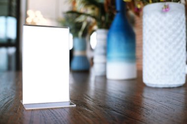 Bar restoranının kafesinde ahşap masada duran menü çerçevesi. Metin pazarlama promosyonu için boşluk