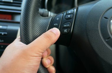 Adam sürücü el dönüş sinyal anahtarı emniyet sürüş konseptini kullanın