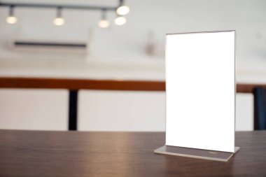 Bar restoranının kafesindeki ahşap masada duran menü çerçevesini taklit et. Metin için boşluk