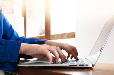 İşsizlik Adam kullanıyor, boş ekran ile laptop üzerinde çalışıyor 