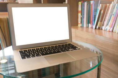 Masasında boş ekran olan bir dizüstü bilgisayar 