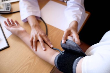 Doktor arteriyel kan basıncını ölçüyor. Sağlık hizmetleri.