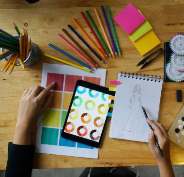 Moda tasarımcısı atölyedeki yeni koleksiyonun taslağı olarak çalışıyor. Yaratıcı Tasarım Konsepti.