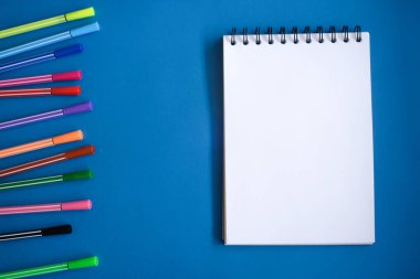 Ofis eğitimi konsepti için Not Defteri 'nin üst görünümü