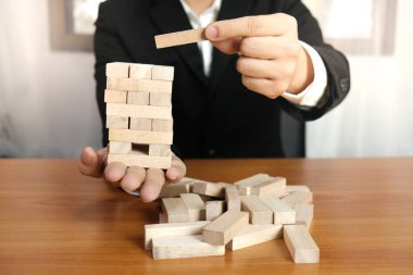 Kumarda risk ve strateji planlamak, tahta bloklar koymak. Büyüme süreci için iş kavramı.