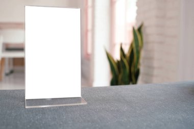 Bar restoranının kafesinde ahşap masada duran menü çerçevesi. Metin pazarlama promosyonu için boşluk