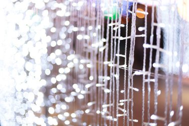 Noel 'le süslenmiş Xmas ışıkları.