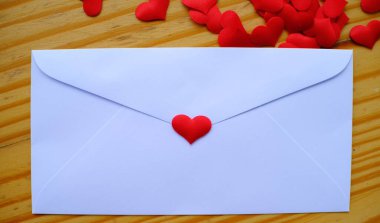 Sevgililer Günü aşk mektubu zarfında kalpler tahta arka planda. Boşluğu kopyala