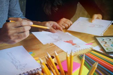 Moda tasarımcısı atölyedeki yeni koleksiyonun taslağı olarak çalışıyor. Yaratıcı Tasarım Konsepti.