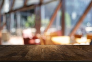 Boş ahşap masa üstü ve gece pazarı arka planı bulanıklığı / seçici odak. Montaj ürünü görüntüleme için