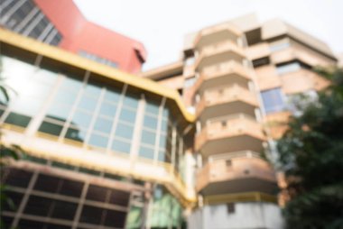 Bokeh binasının bulanıklığı ve güneş ışığıyla park etme, perspektifli arka plan için kullan