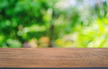 Restoranın soyut bulanık arka planının önündeki boş, siyah ahşap masa. Ürünlerinizi görüntülemek ya da montajlamak için kullanılabilir. 