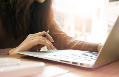 Muhasebeci Çalışan kadınlar Hesap Çizelgesi belgesi ve bilgi finans kavramı ile hesap makinesi kullanırlar