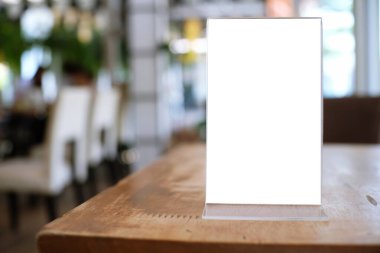 Bar restoranının kafesinde ahşap masada duran menü çerçevesi. Metin pazarlama promosyonu için boşluk