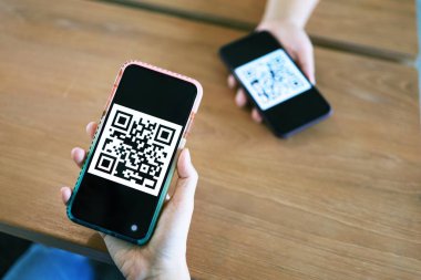 QR kodu ödemesi. Cüzdan. QR kodunu tarayan kadın çevrimiçi alışveriş nakitsiz teknoloji konsepti