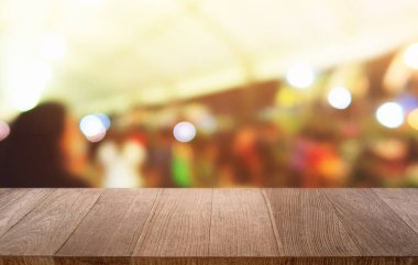 Restoranın soyut bulanık arka planının önündeki boş, siyah ahşap masa. Ürünlerinizi görüntülemek ya da montajlamak için kullanılabilir. 