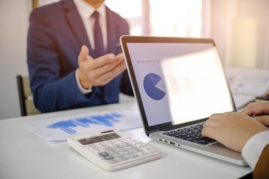 İş Adamları Buluşması Tasarım Fikirleri Uzman Yatırımcısı yeni bir başlangıç projesi üzerinde çalışıyor. Kavram. iş planlama ofisinde.