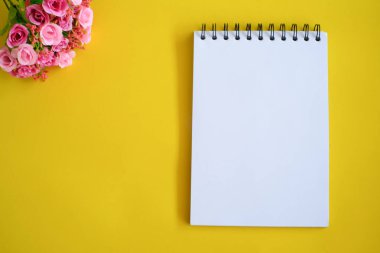 Ofis eğitimi konsepti için Not Defteri 'nin üst görünümü