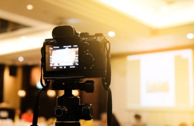 İş konferans odasındaki kamera katılımcıları kaydediyor ve aynasız kameranın eknoloji dönüşümünü kaydediyor.