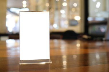 Bar restoranının kafesinde ahşap masada duran metin pazarlama promosyonu için menü çerçeve alanı