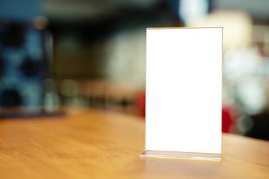 Bar restoranının kafesindeki ahşap masada duran menü çerçevesini taklit et. Metin için boşluk.