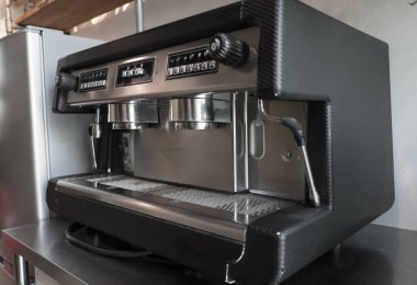 Kahve makinesi seçici odak noktasında.