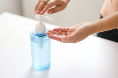 Corona virüsü covid-19 'u önlemek için el yapımı alkollü jel sanitazer.