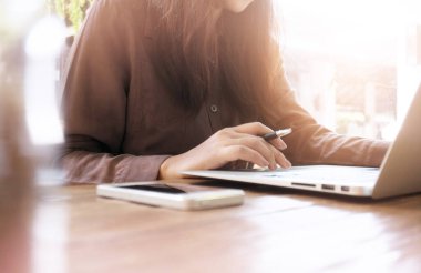 Kafede koruyucu maske takan bir kadın. Coronavirus COVID-19 Sosyal Mesafe COVID 'i korumak için kamu toplumu ile mesafeyi koru