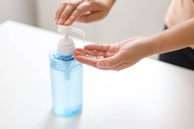 Corona virüsü covid-19 'u önlemek için el yapımı alkollü jel sanitazer.