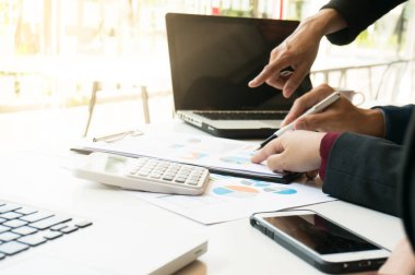 İş Adamları Buluşması Tasarım Fikirleri Uzman Yatırımcısı yeni bir başlangıç projesi üzerinde çalışıyor. iş planlama ofisinde.