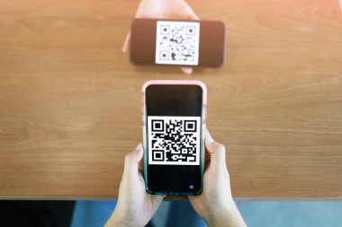 QR kodu ödemesi. Cüzdan. QR kodunu tarayan kadın çevrimiçi alışveriş nakitsiz teknoloji konsepti