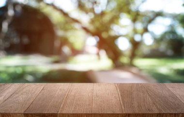 Restoranın soyut bulanık arka planının önündeki boş, siyah ahşap masa. Ürünlerinizi görüntülemek ya da montajlamak için kullanılabilir. 