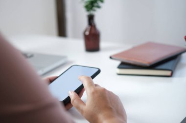 Cep telefonunun boş fotokopi ekranını tutan kadınların ellerini kapatın. Teknoloji konsepti olan akıllı telefon