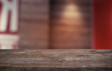 Restoranın soyut bulanık arka planının önündeki boş, siyah ahşap masa. Ürünlerinizi görüntülemek ya da montajlamak için kullanılabilir.
