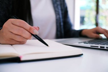 İş Adamları Buluşması Tasarım Fikirleri Uzman Yatırımcısı yeni bir başlangıç projesi üzerinde çalışıyor. Kavram. iş planlama ofisinde.