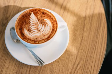 sehpanın üzerinde kahve sanatı.