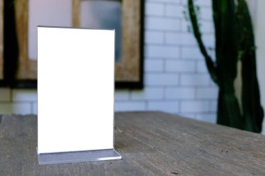 Bar restoranının kafesindeki ahşap masada duran menü çerçevesini taklit et. Metin için boşluk.