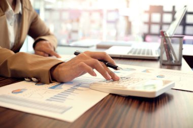 İş Adamları Buluşması Tasarım Fikirleri Uzman Yatırımcısı yeni bir başlangıç projesi üzerinde çalışıyor. Kavram. iş planlama ofisinde.